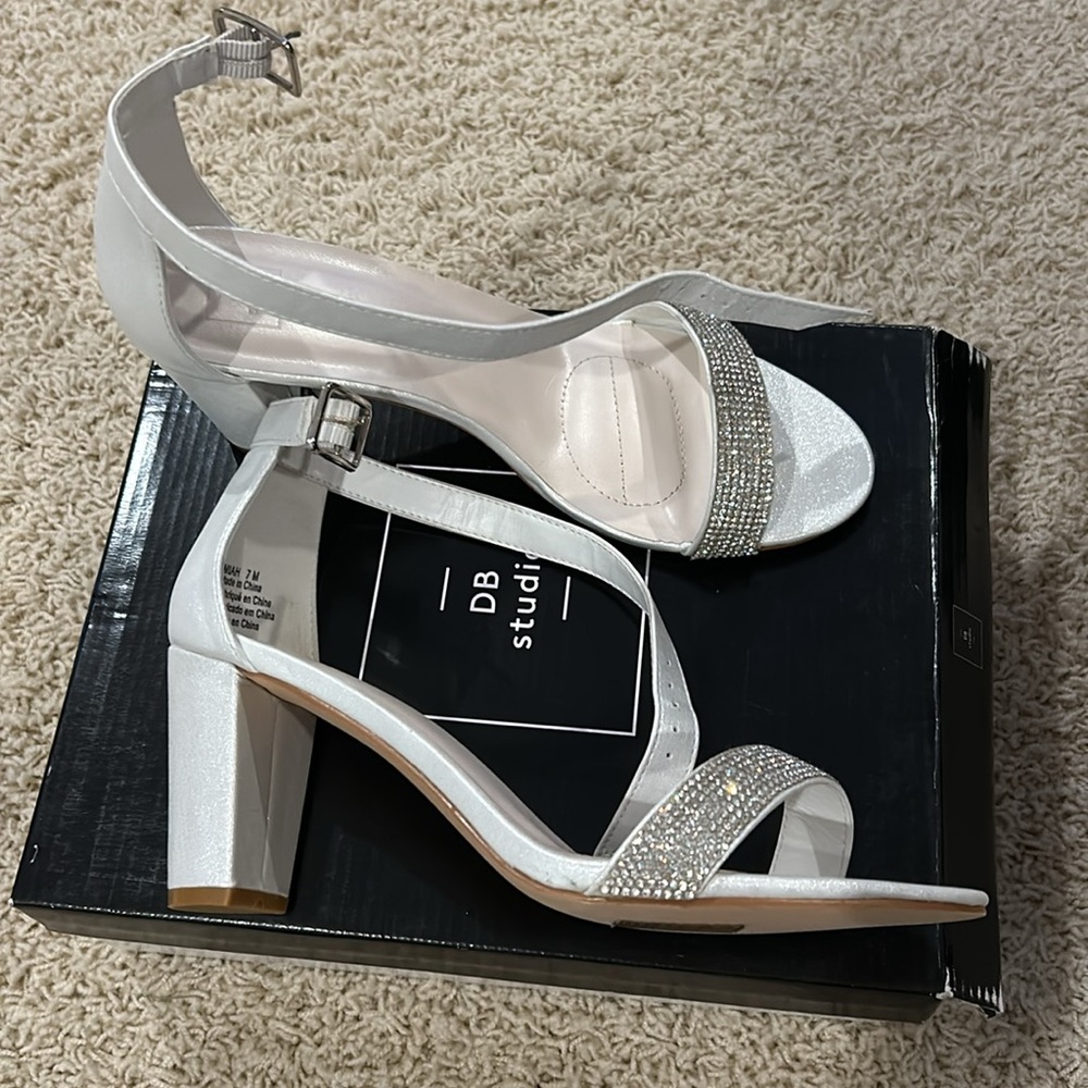 David’s Bridal MIAH white wedding shoes size 7. - Picture 3 of 7
